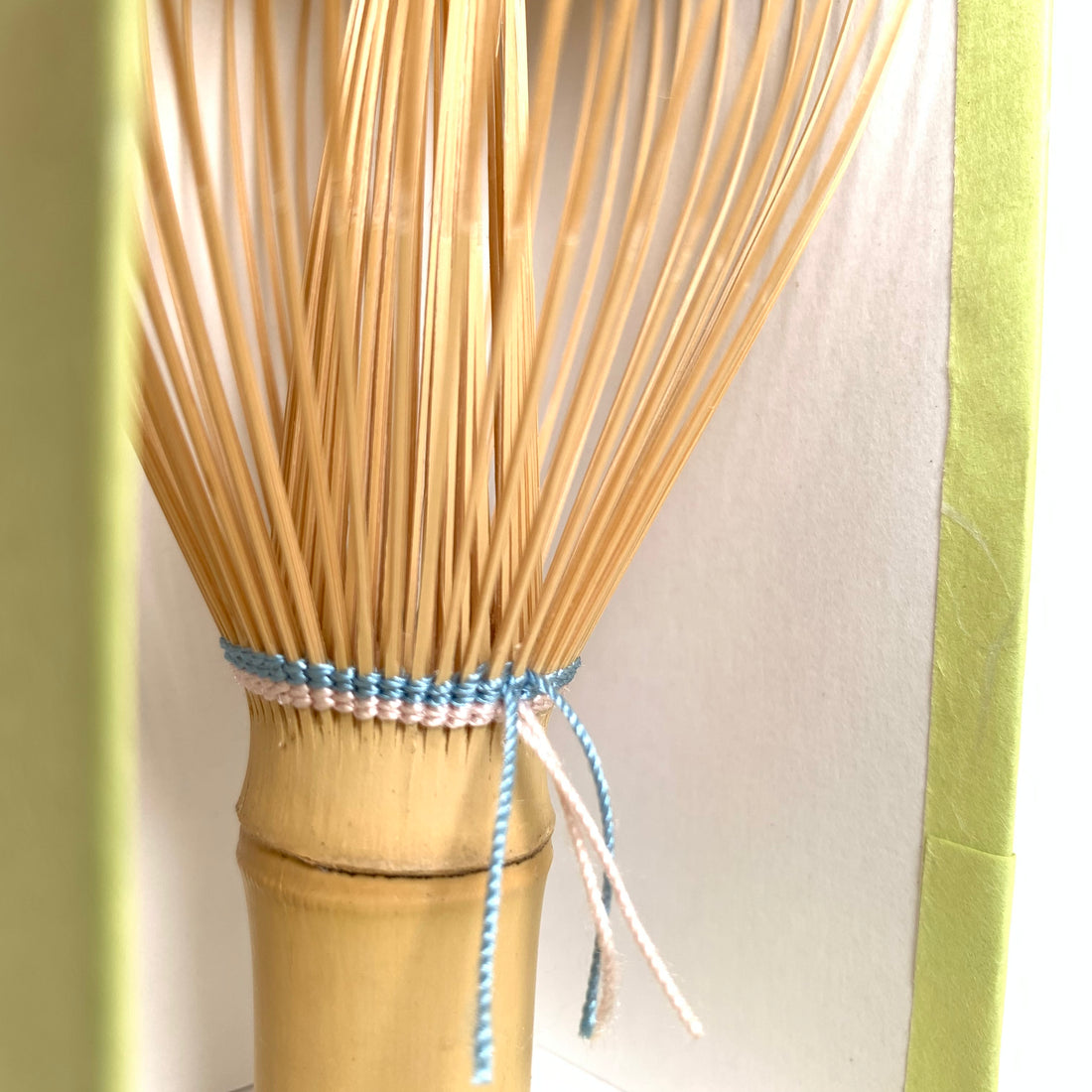 Венчик для заваривания чая, Shinkazuho, Shiratake, двухцветная нить (голубая и белая) / Tango Tanimura