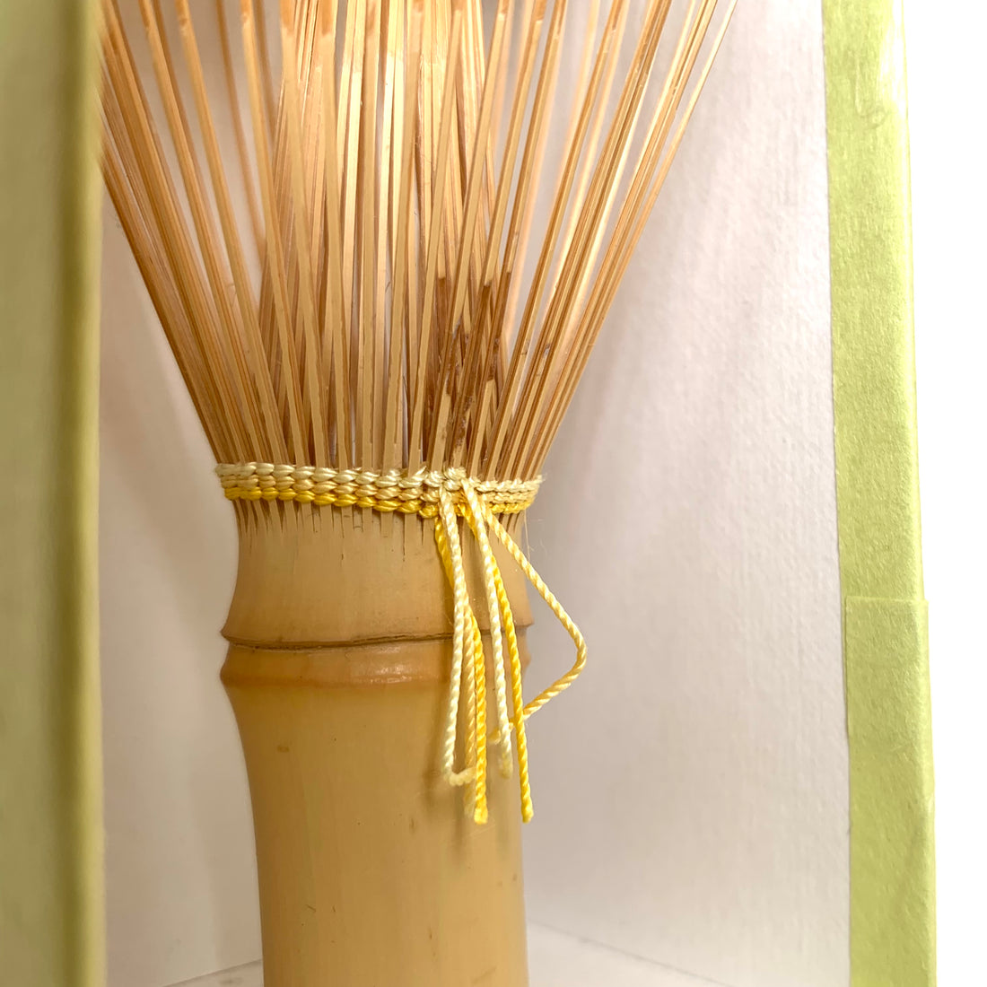 Венчик для чая, Shinkazuho, Shiratake, двухцветная нить (желтая и белая) / Tango Tanimura